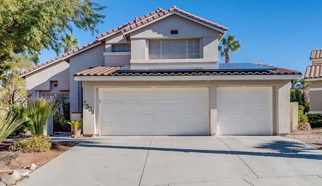 Deluxe 4 Bed/3 Bath with Heated Pool close to the strip