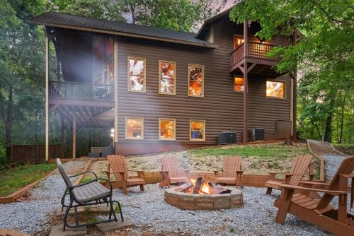 Deluxe Cabin For Groups Near Helen w Hot Tub