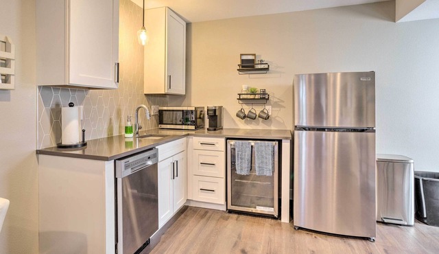 Denver Studio w/ Hot Tub ~ 2 Mi to Downtown!