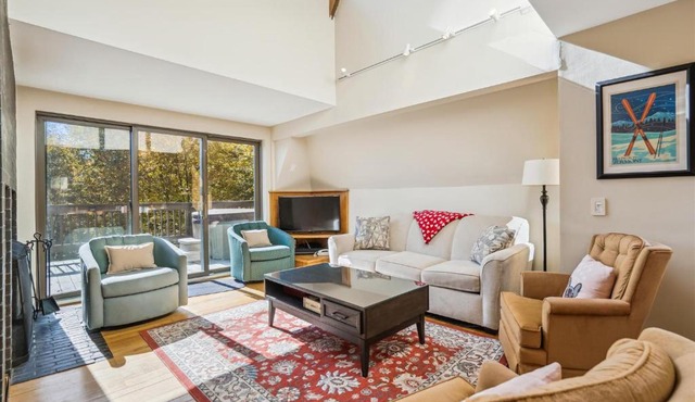 Distinctive 4 bedroom townhouse, hot tub, minutes from the slopes Winterberry 1