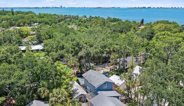 Dog-Friendly, Cozy Cottage, Private Patio, Walk to Bay, Near Downtown