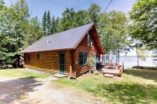Dog-Friendly Lakefront Log Cabin with Peaceful Atmosphere, Dock & Boat Launch