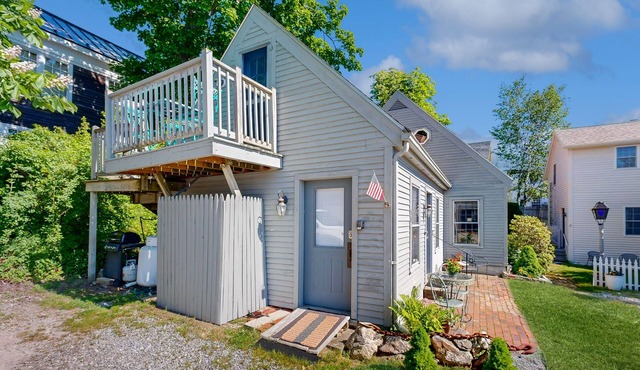 Downtown, ground floor studio near the ocean w/patio, outdoor dining area & more