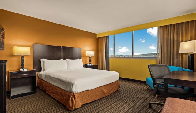 Effortless Airport Access with Swimming Pool & Shuttle | King Bed with City View