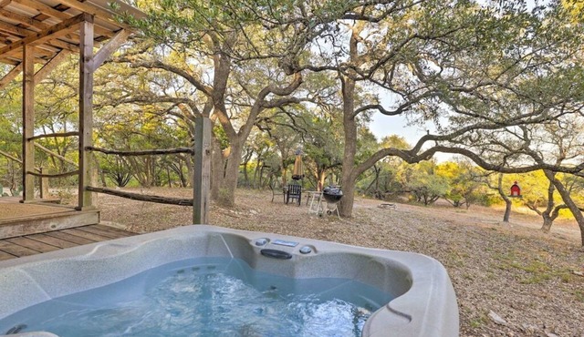 El Sol: Private Cabin with Hot Tub and Amazing Views, 3 mi to Wimberley Square!