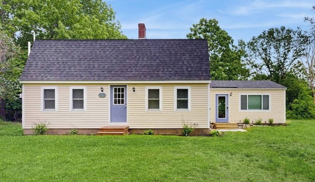 Elegant home with a cozy living area, Wifi, backyard, and washer/dryer