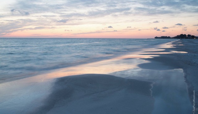 Enchanting 3 BR/2 BA hideaway minutes from AMI Beaches & Robinson's Preserve.