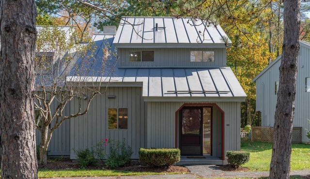 End-Unit Condo with Pool & Gym, Windsor Village