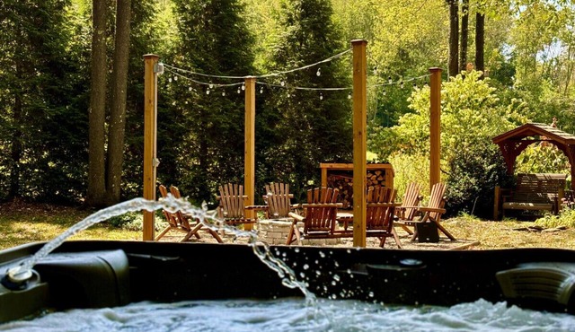 Fall Getaway Camp Buckshot: Sleeps 5 · 2BR 1BA · Hot Tub Fire Pit Fireplace