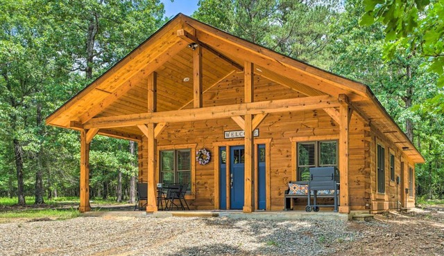 'Falling Star' Eagletown Cabin w/Hot Tub: Pets OK