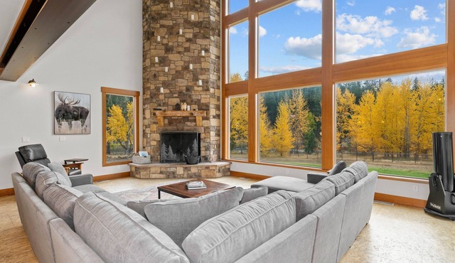 Family friendly lodge on the River, dog friendly.