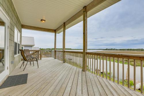 Family-Friendly Waterfront Oasis: 7 Miles to Beach
