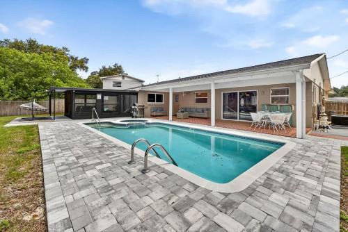 Family Stunning 3BR Heated Pool Home in Largo