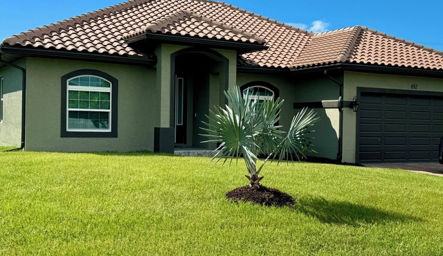 Family Venice Beach Retreat. Private Saltwater Screened Pool. 7min to the Beach