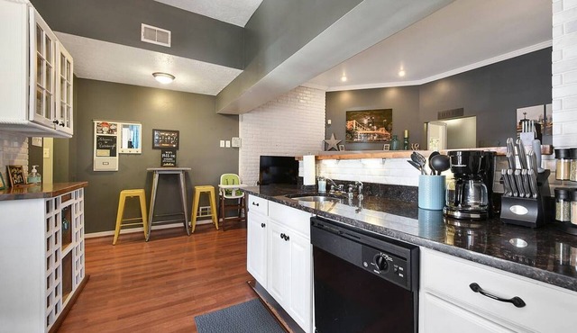 Free Parking★Cute Outdoor Deck★Overlooks Park!