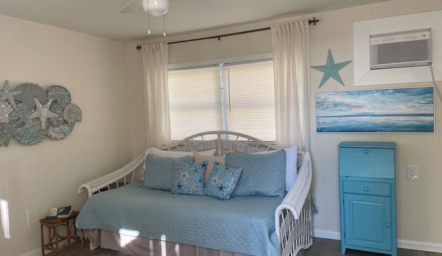 Fresh Renovation , Clean , Studio, Unit 2, Steps from the Gulf, Parking Pass