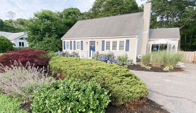 Fully renovated 4-bedroom in private community with pool & close to beach