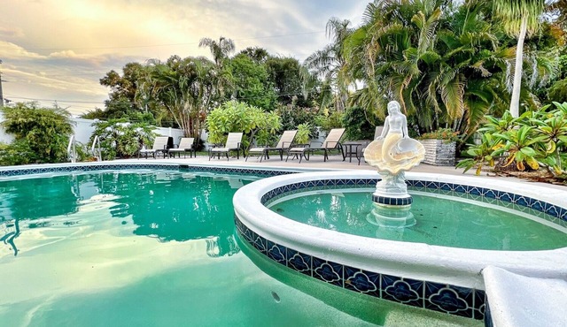 Fun Getaway in the Sun Private Saltwater Pool Yard