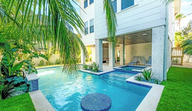 Gorgeous 7 bedroom Beach house 2 minute walk to Beach! Heated pool and spa!