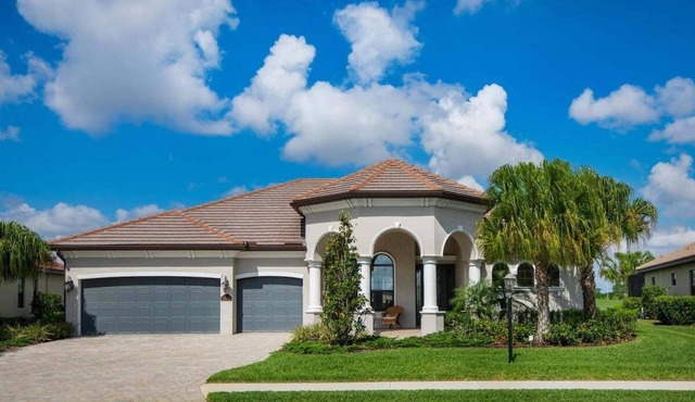 Gorgeous lakefront pool home with golf course view Birdie