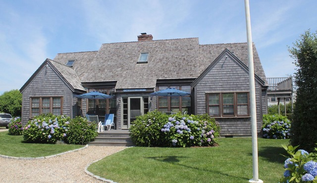 Gorgeous Madaket open concept beach house. Walk to beach! Week: 8/29-9/5 or 9/4