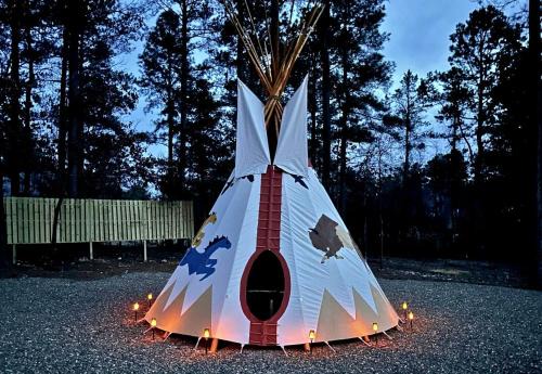 Gorgeous Pet Friendly Log Cabin with a Tipi and Pond, Perfect for a Weekend Getaway, Minutes from Hochatown