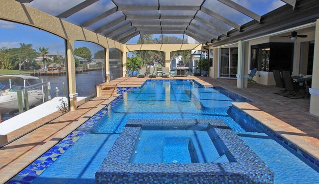 Gorgeous Retreat 54 ft Pool & Spa 5-Zone AC 2 Min to River 5 Min to Ft Myers