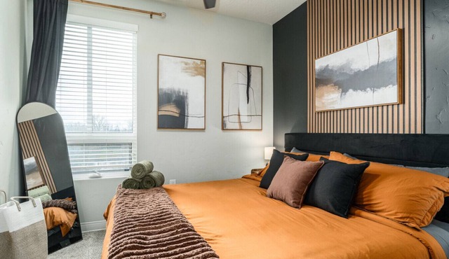 Greenbelt View| 2 King Beds, Hot Tub, Steps to BSU