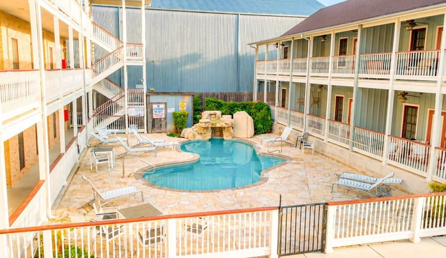 Gruene Envy – a first floor Poolside Condo with Guadalupe River Access
