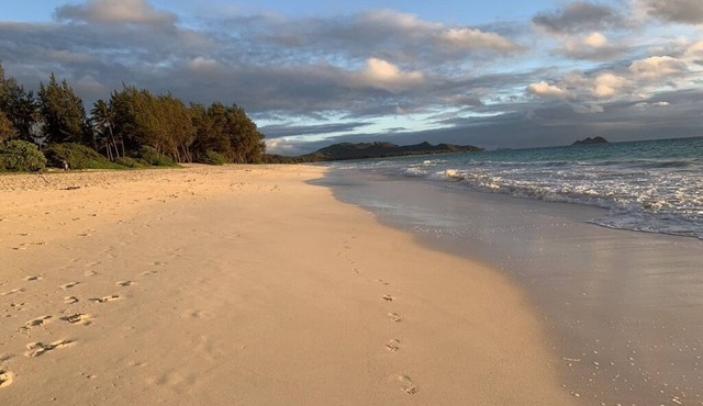 Half block to Waimanalo Beach, cute 3-br bungalow