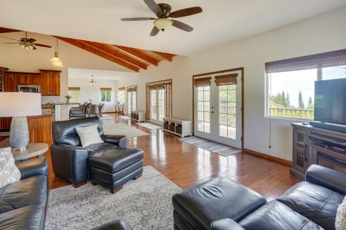 Hawaiian Retreat w/Ocean Views in Captain Cook!