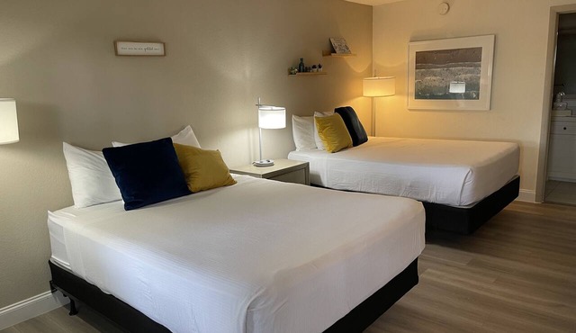 Heated Pool, Strong WI-FI, TV, Tiki Bar & Grill, Boat and Kayak Rentals
