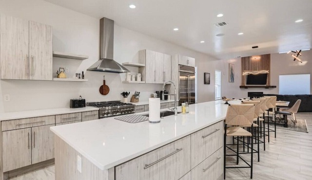 High End 5 BDRM Home W/Heated Pool & Mins to Riverwalk/Downtown
