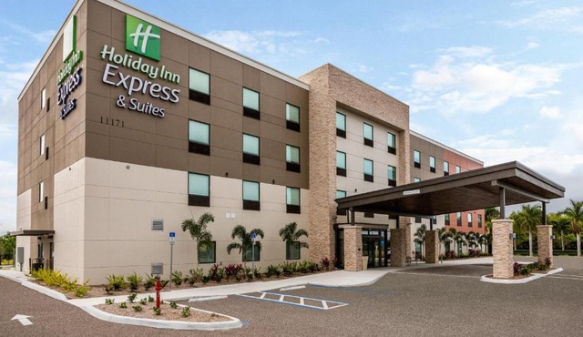 Holiday Inn Express & Suites Ft Myers Beach-Sanibel Gateway by IHG