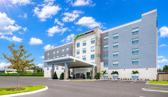 Holiday Inn Express & Suites Tampa Stadium - Airport Area by IHG