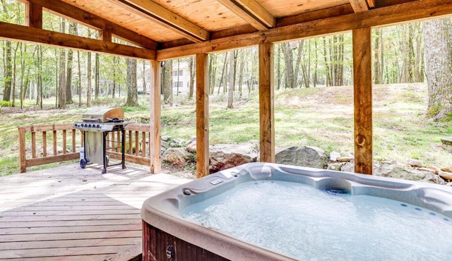 Hot Tub & Covered Deck! Long Pond Log Cabin