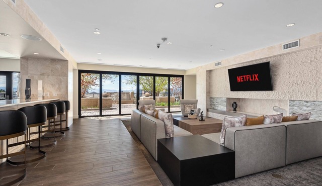🌆✨ InScape: Cherry Creek Private Suite 🌌 ♨️ Hot Tub ✦ Heated Pool✦Gym✦2 King Beds