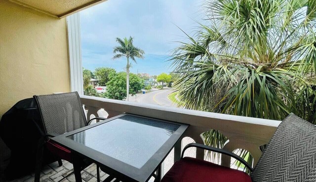 Inter-coastal Piece of Paradise - Walk to Beach