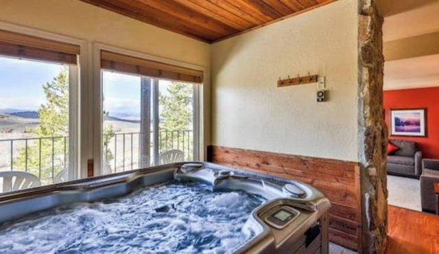 King bed, pvt hot tub, free wi-fi, 71