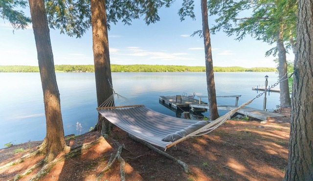 Lakefront Peninsula Retreat w/Private Dock, on Cobbosseecontee Lake, 4 BR