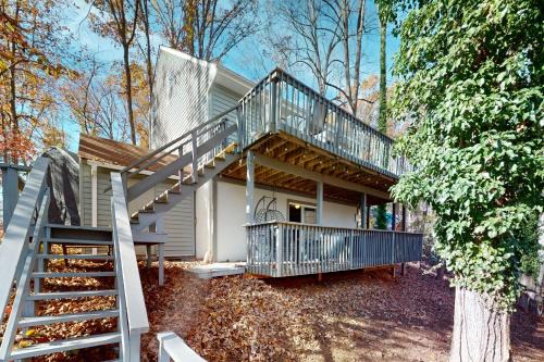 Lakeside Park - Spacious pet friendly house w/hot tub, kayaks, air hockey, deck & patio