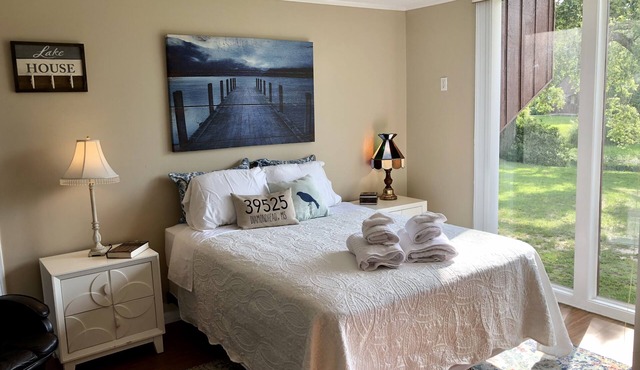 Lakeside studio - Affordable Month to Month, Golf, Pools, Quiet in Diamondhead