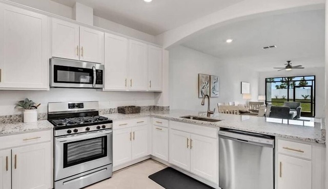 Lakewood Ranch 3 bedroom Villa furnished by interior designer!