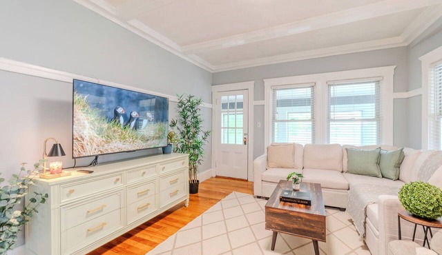 LOCATION Boston 3 Bed 1 Bath + Private Parking + Game Room!