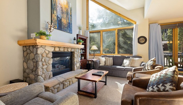 Lovely 3 Story Townhome/Walk to the Slopes/Private Hot Tub!