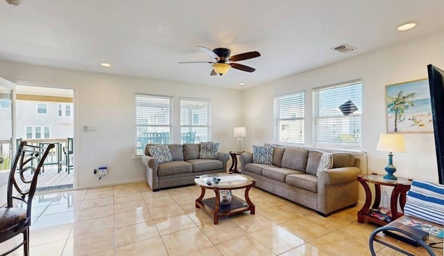 Lovely dog-friendly villa with great beach views & deck