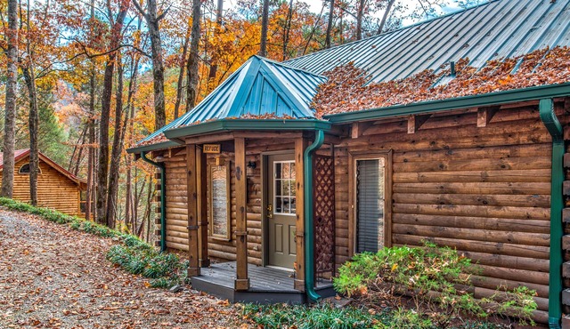 Lovely riverfront home w/water views from balcony, WiFi, firepit, gas fireplace