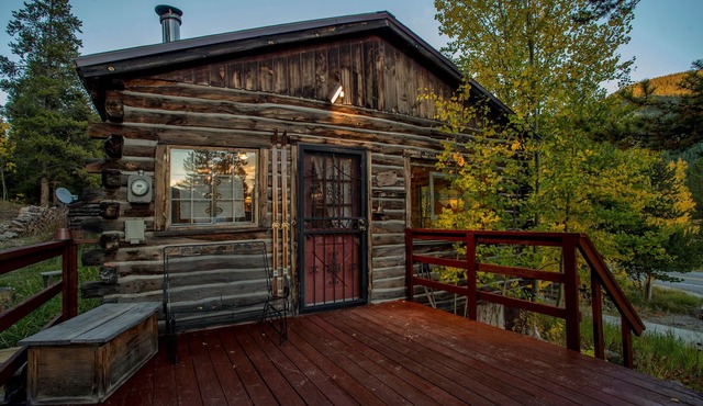 Luna's cozy, romantic cabin in Leadville, Colorado