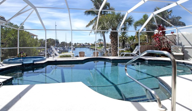 Luxurious Contemporary Vacation Awaits You! Hot tub/Heated Pool/Right on Canal!