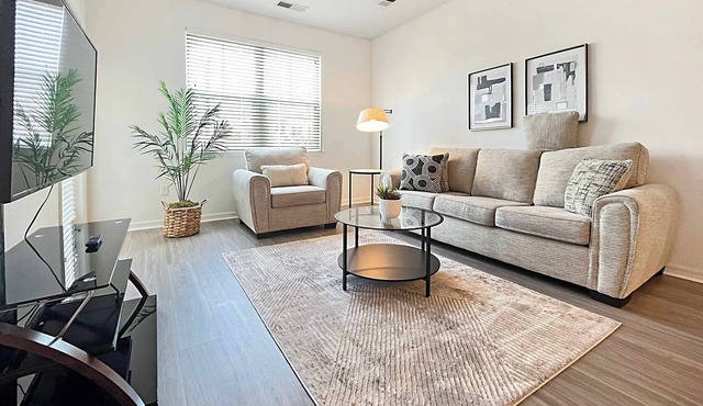 Luxury 2 BR Near Downtown Bradenton & Beaches